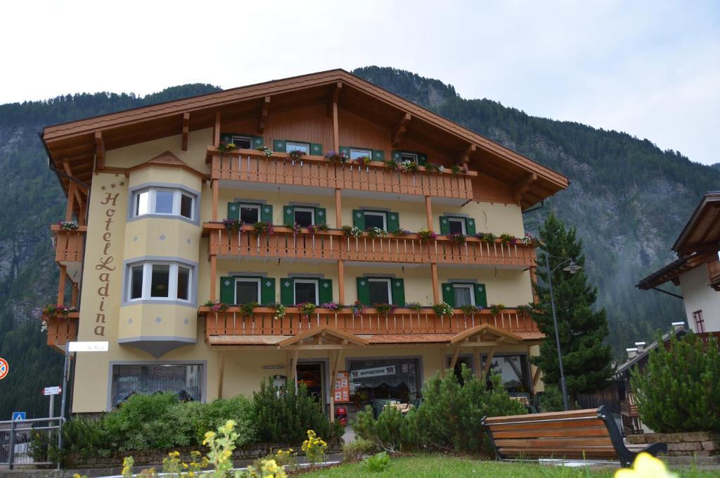 Hotel Ladina Кампитело ди Фаса Екстериор снимка