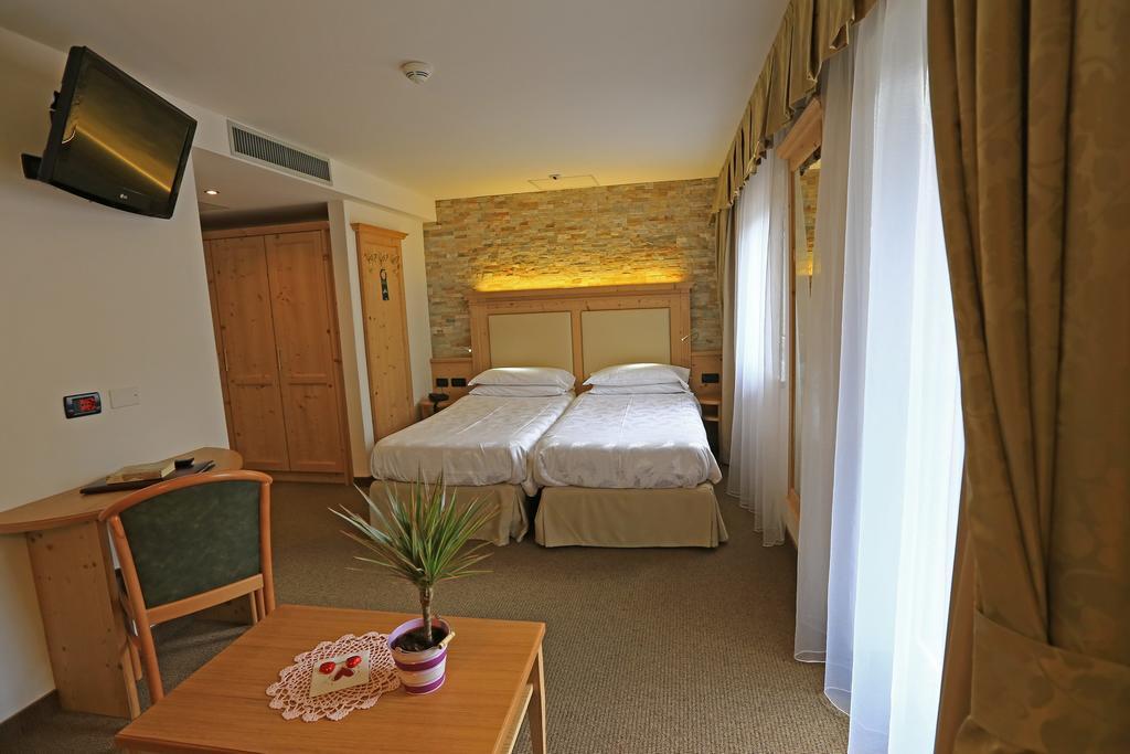 Hotel Ladina Кампитело ди Фаса Стая снимка
